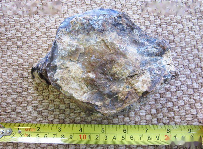 在近地表低温条件下,热液在交代围岩过程中带入大量的二氧化硅,形成非