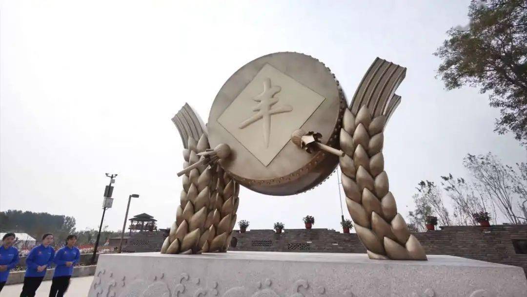 创新大赛"获奖农民颁奖,并与农民代表共同为丰收雕塑——"丰收鼓"揭幕