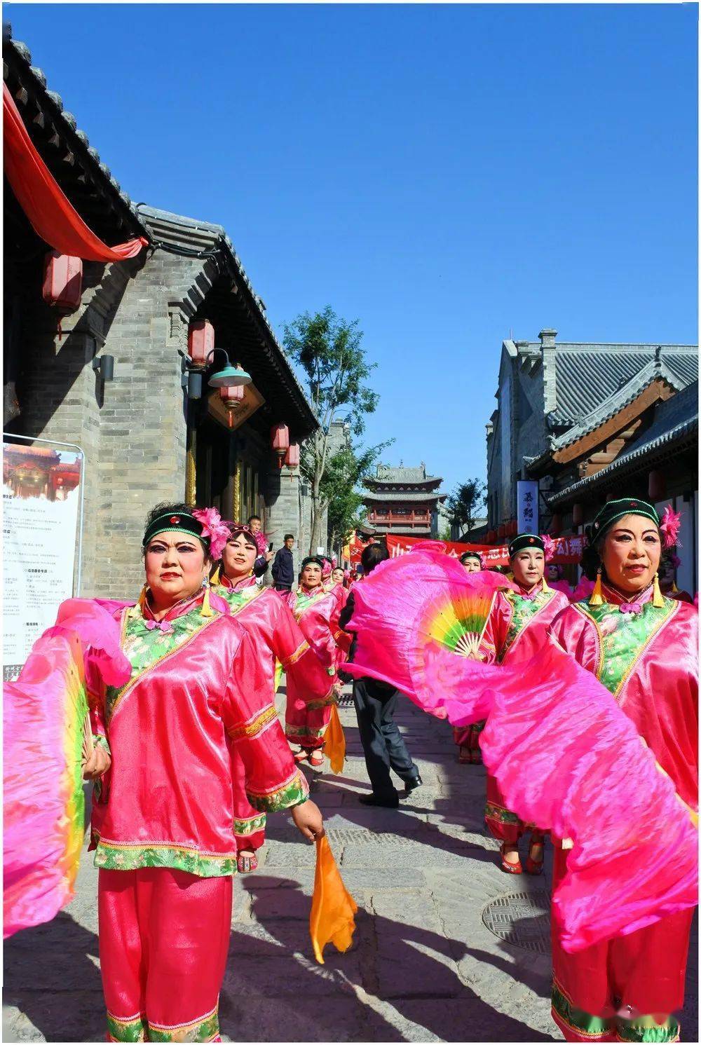 忻州古城定襄主题活动月二兔艺术团秧歌队精彩演出