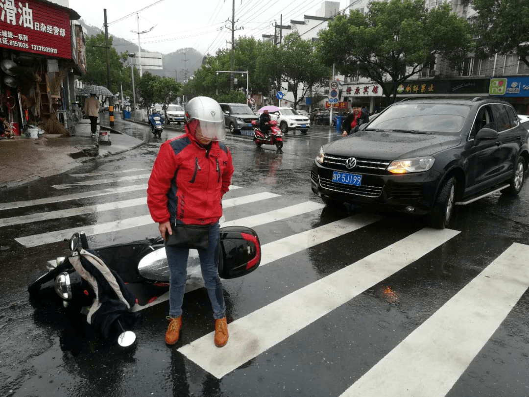 绩溪一电动车在城区被轿车撞飞