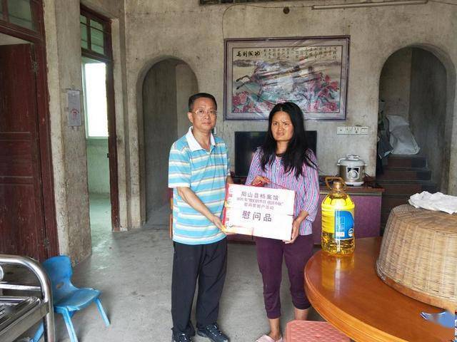 阳山县档案馆深入黎埠村开展国庆中秋慰问贫困户活动