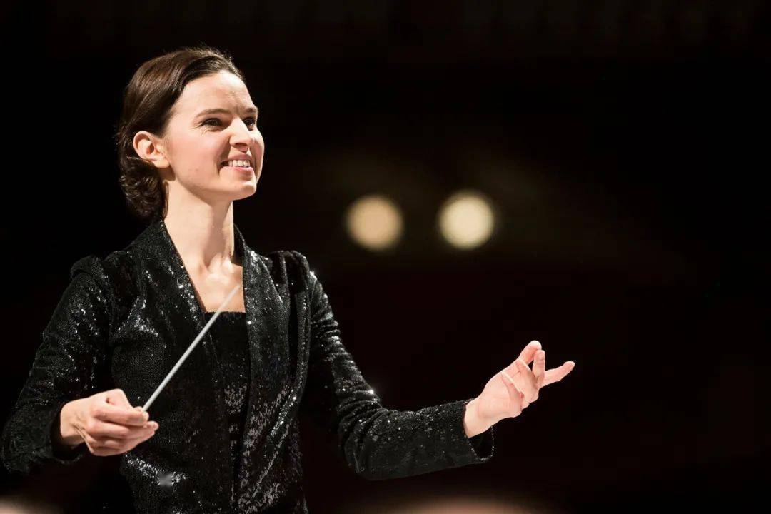 指挥家奥卡萨娜·丽尼夫(oksana lyniv),她将执棒《漂泊的荷兰人》