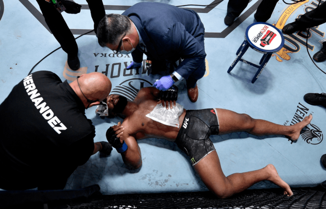 曾经的ufc次中冠军伍德利沦为经验宝宝?赛中嚎叫是假装还是真疼?