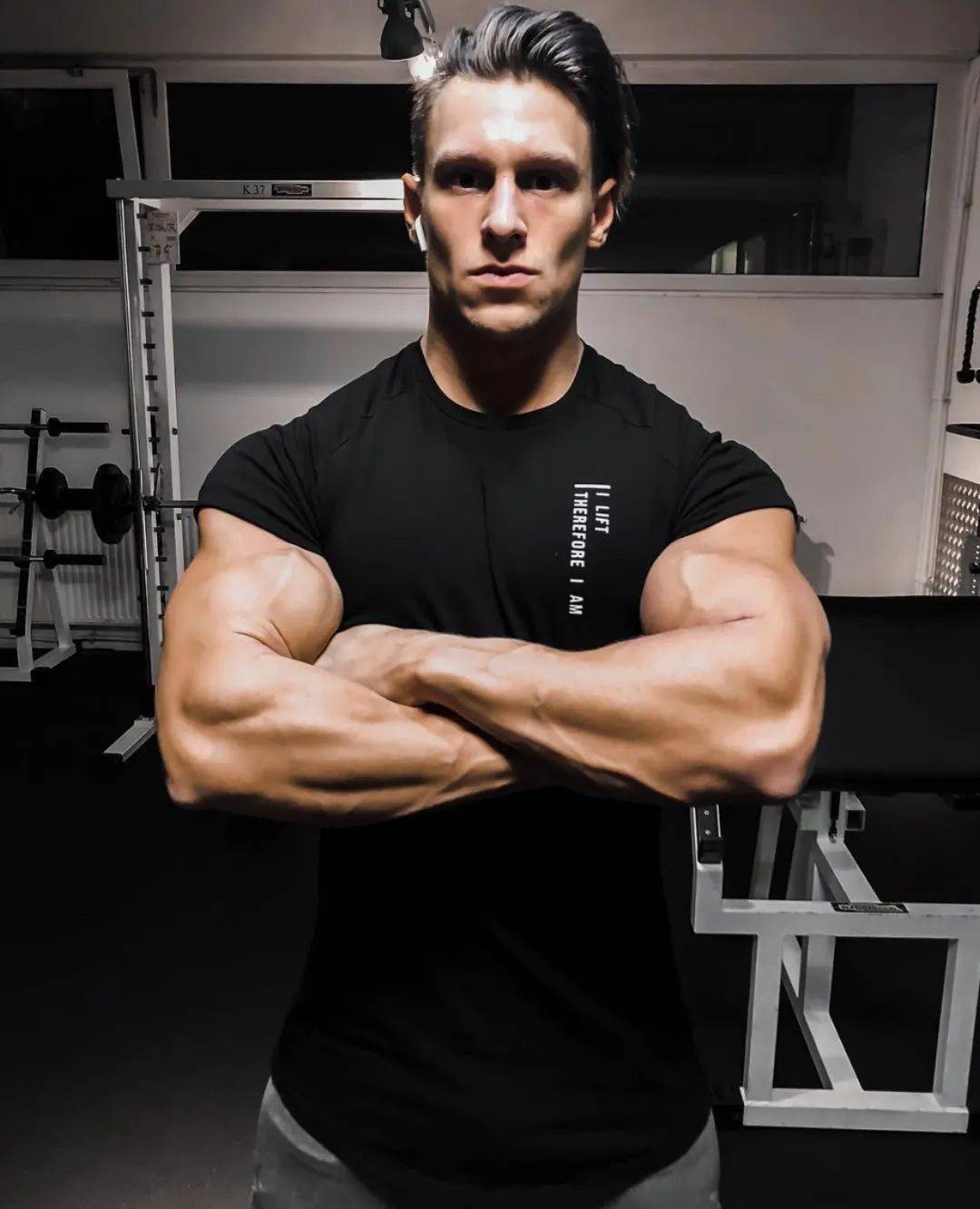 这位肌肉帅哥,一天吃20个鸡蛋,被网友笑称"母鸡的噩梦"!