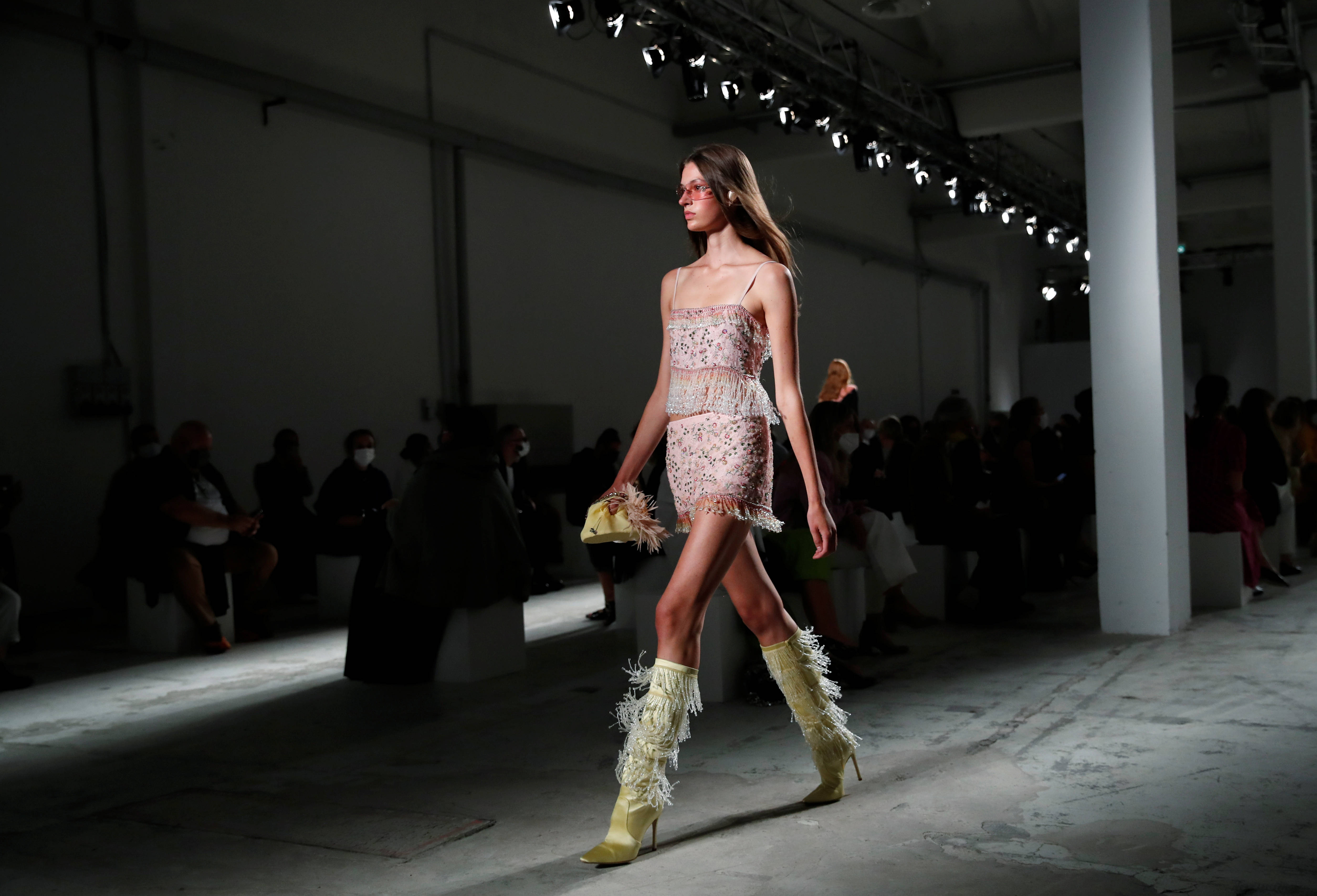 在意大利米兰时装周上,模特展示blumarine品牌的2021春夏新款服装