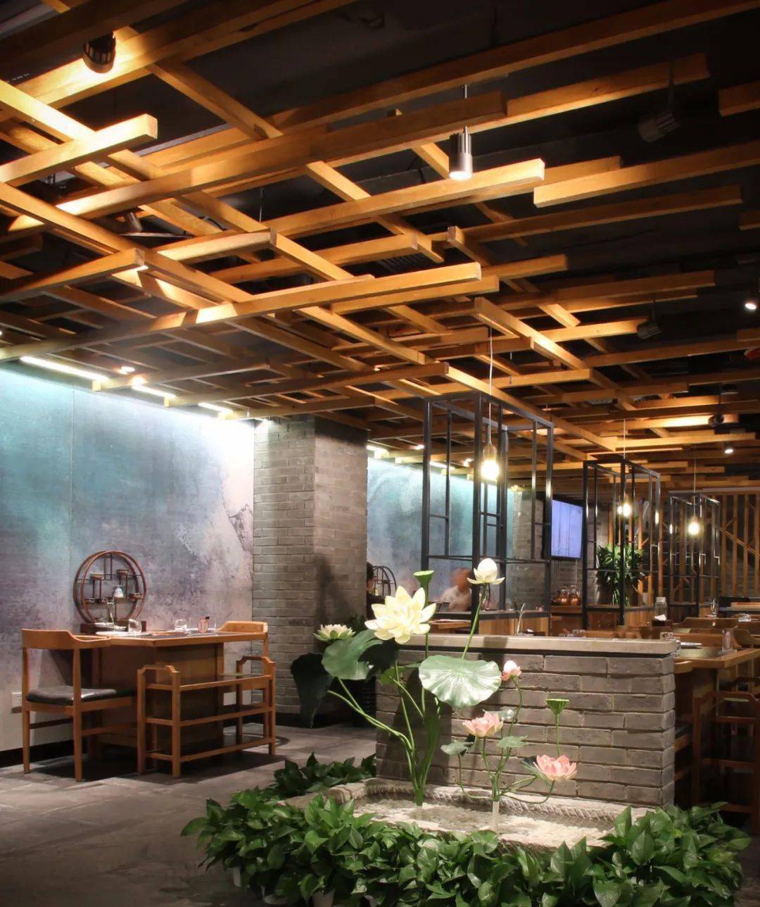 新中式火锅店,大而不空,厚而不重的设计!