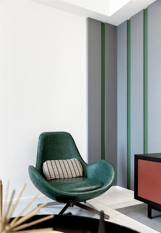 电视背景墙运用了大块面的石膏板造型,深灰色,红色,绿色之间的碰撞