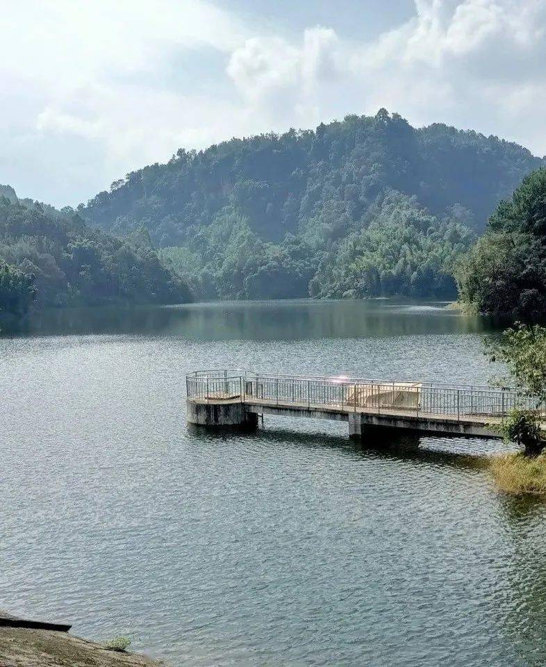 石溪一个原生态库区风光