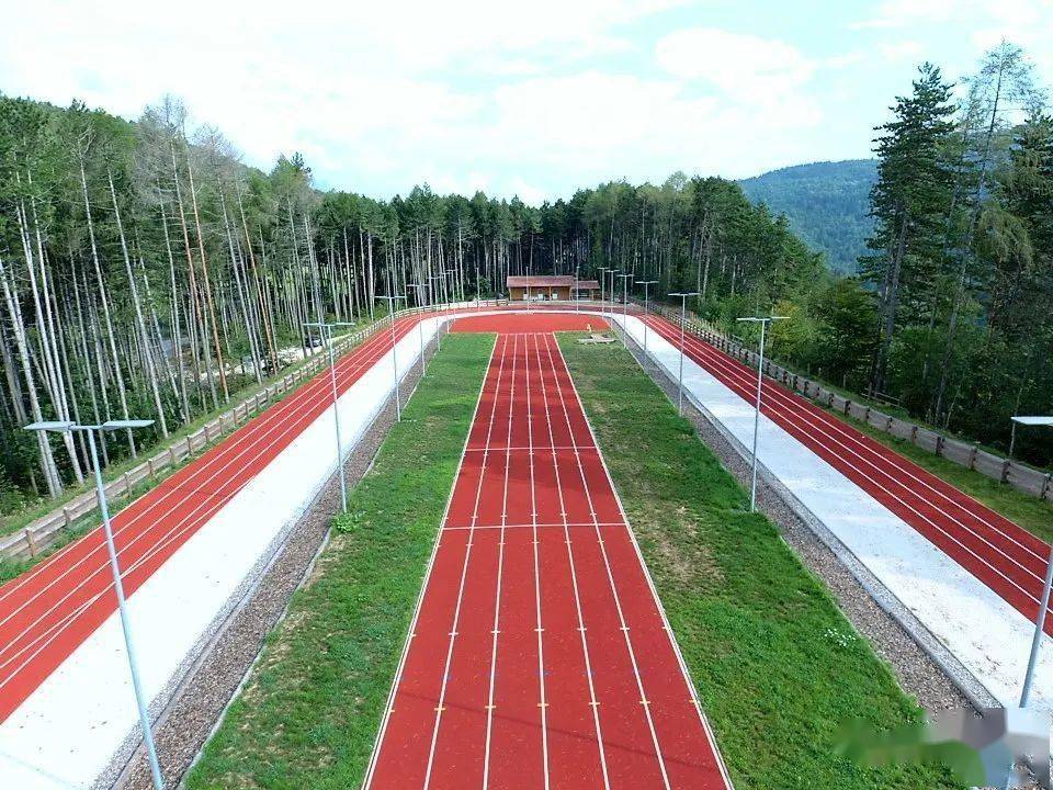 山谷里的超cool田径场,跑道一圈500米