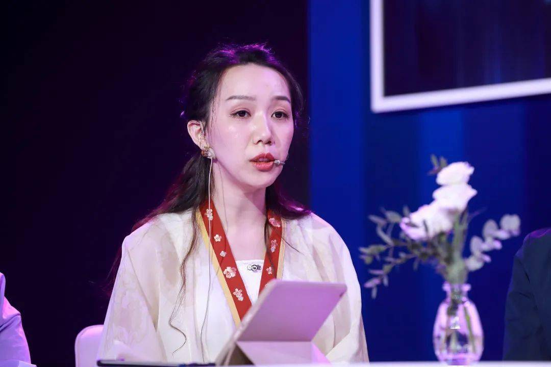 圆桌讨论阶段,主持人闫光宇与嘉宾郑若麟,刘仰,@乌合麒麟 ,杨娜,王灿