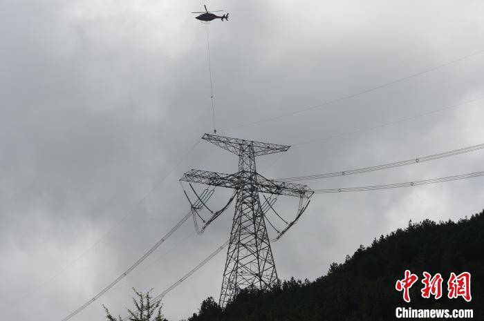 國家電網公司完成世界首次山地特高壓線路直升機帶電檢修任務