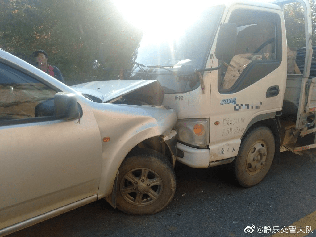 靜樂一小轎車與貨車相撞,小車司機負全責.