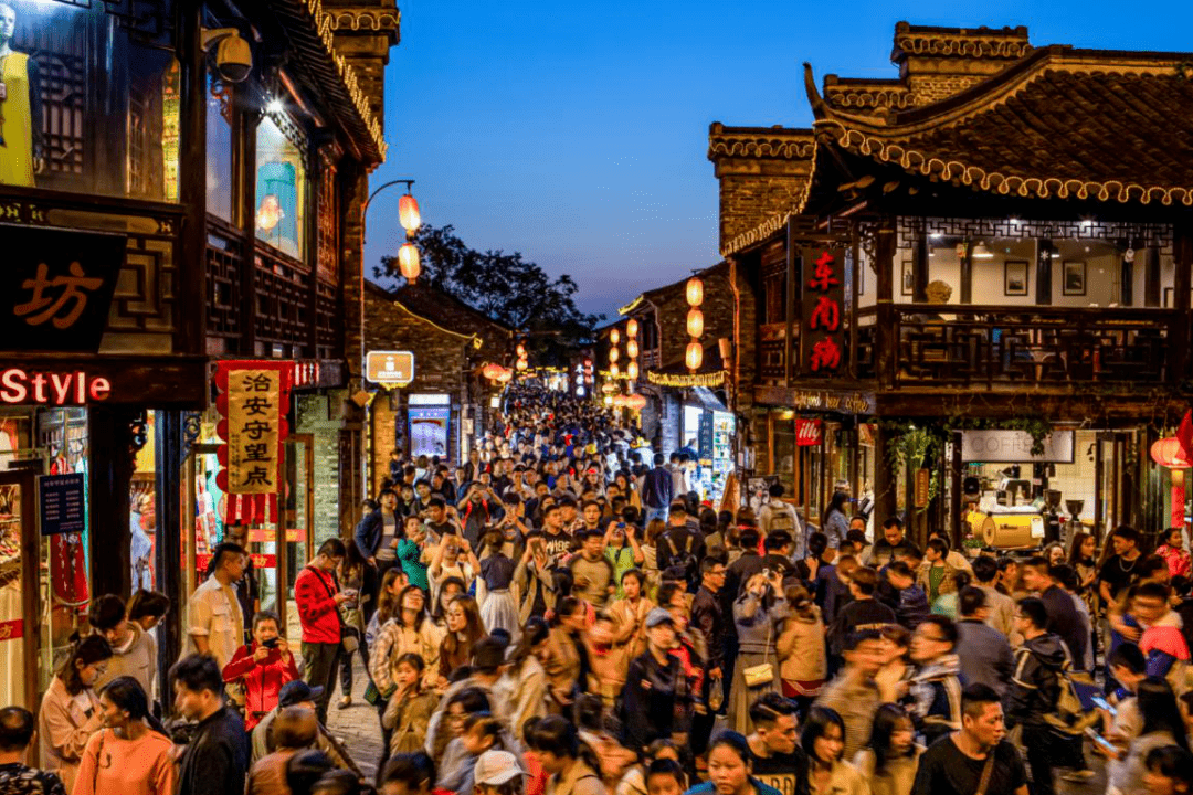 今日关注打造载体搭建平台这条千年老街让夜间经济活起来