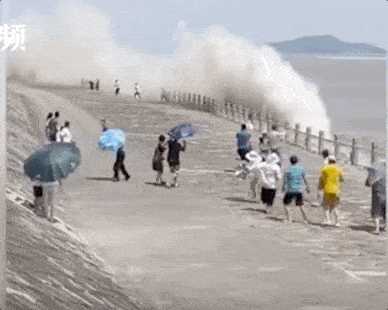 下沙激起巨浪打翻人冲毁车钱塘江或迎三年来最大潮水
