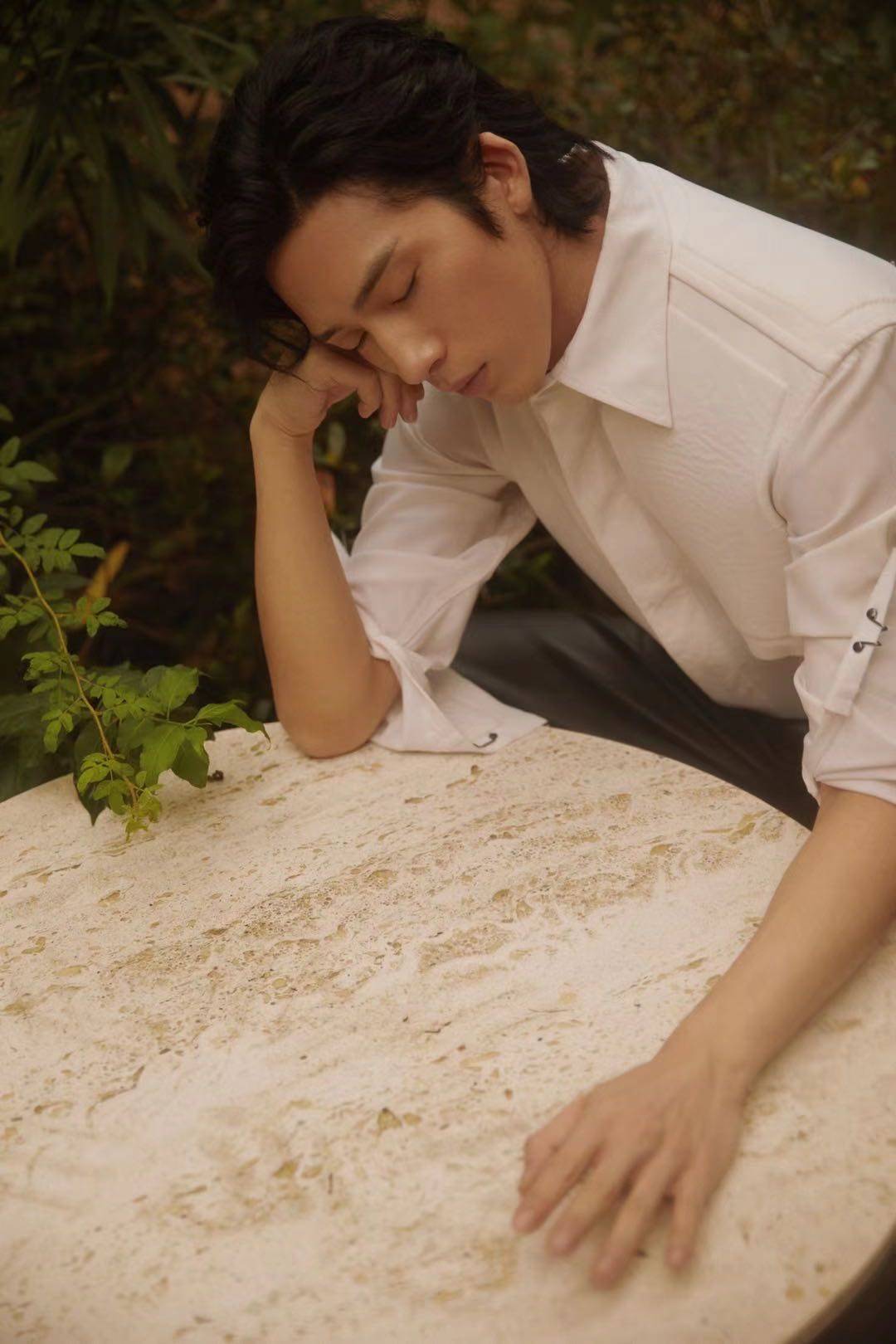 井柏然身着白色衬衣02绅士儿儒雅