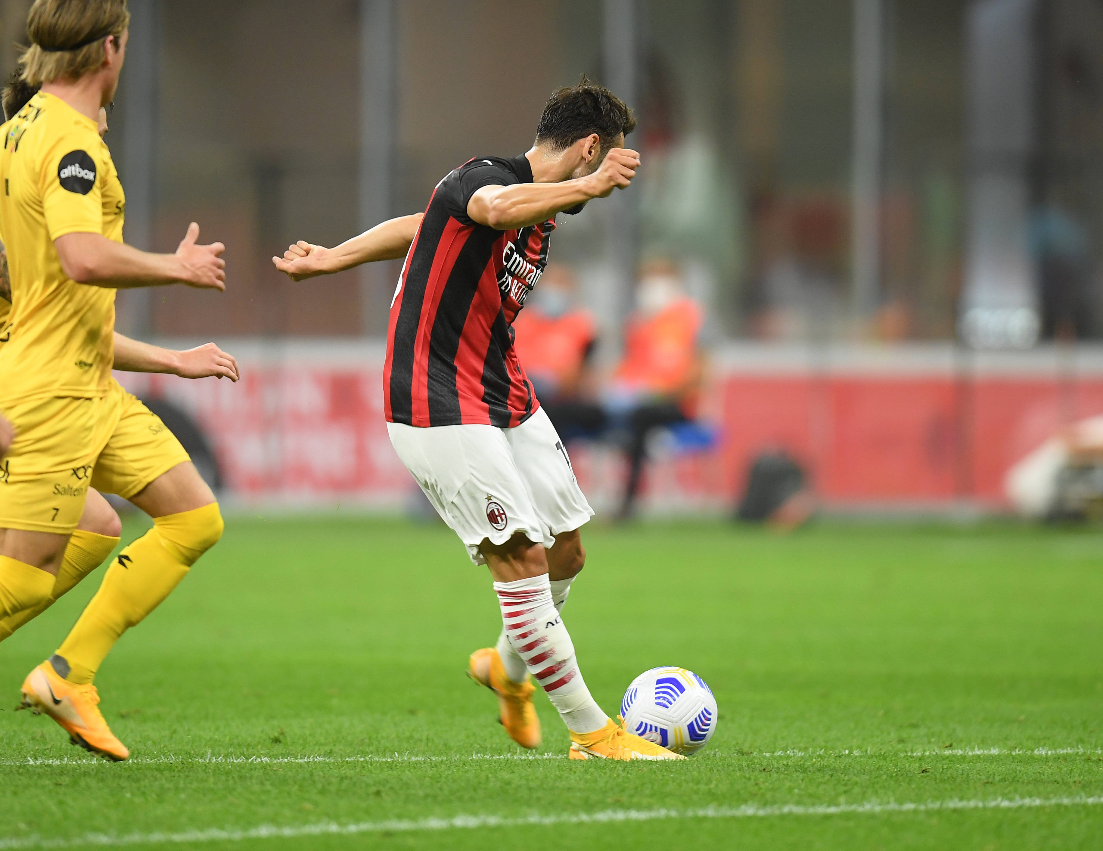 足球——欧罗巴资格赛:ac米兰胜博多格林特