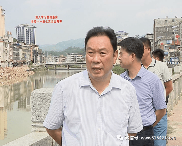 县委书记陈群峰先后实地调研了上砂镇污水处理厂,镇区一河两岸,省道