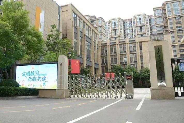 历下区弘毅小学济南市景山小学在"小手拉大手,共建文明城市,共创文明