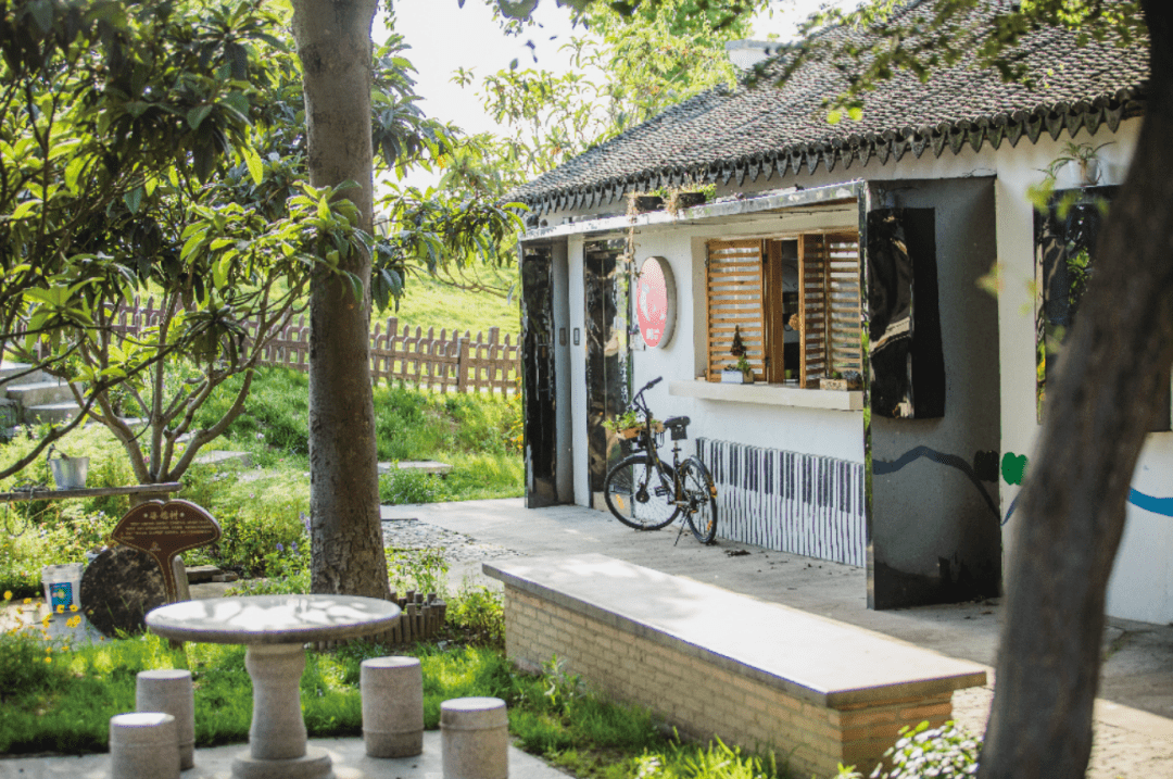 茶社环境整洁卫生,庭院内绿植环绕,清净优雅,成为了左邻右舍休闲聊天