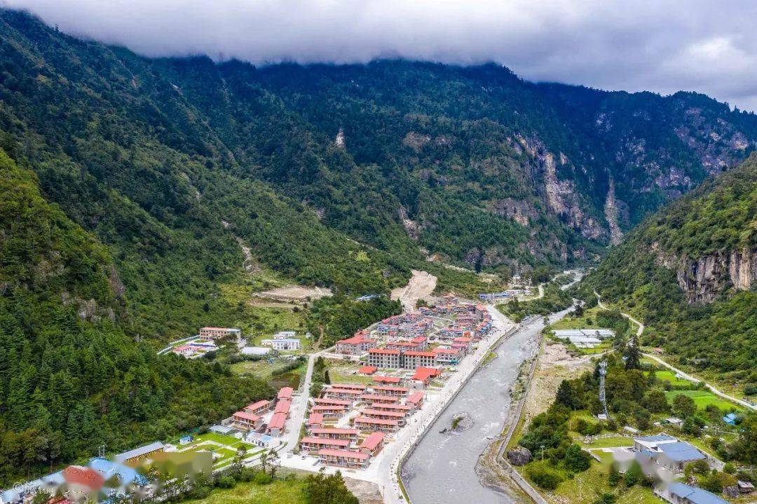    滑动查看下一张图片 >>达人们翻山越岭,探秘了位于绝美秘境勒布沟