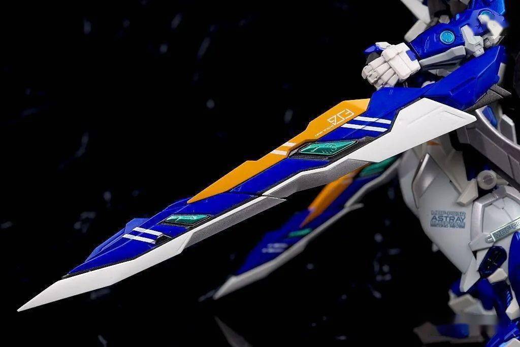 分离后的剑柄由握持部和接头处固定在把手和肘部的两处.加特林臂a.