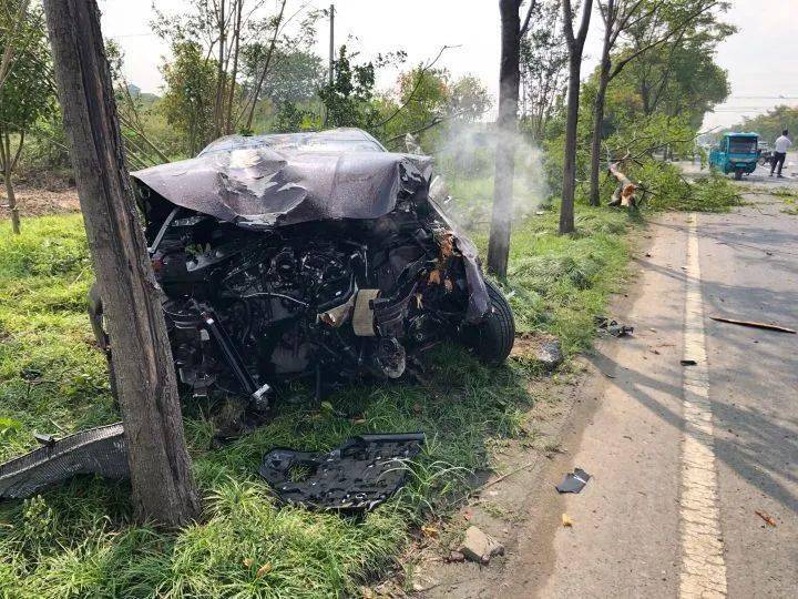 瑪莎拉蒂撞上電動三輪車昨天(9月24日)10點多有網友爆料海寧慘烈車禍!