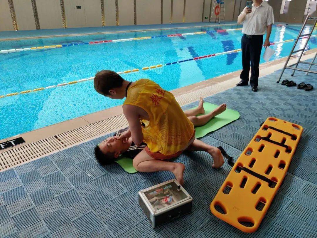 送医&总结另外一名救生员指引救护车到达指定地点协助医护人员将"溺水