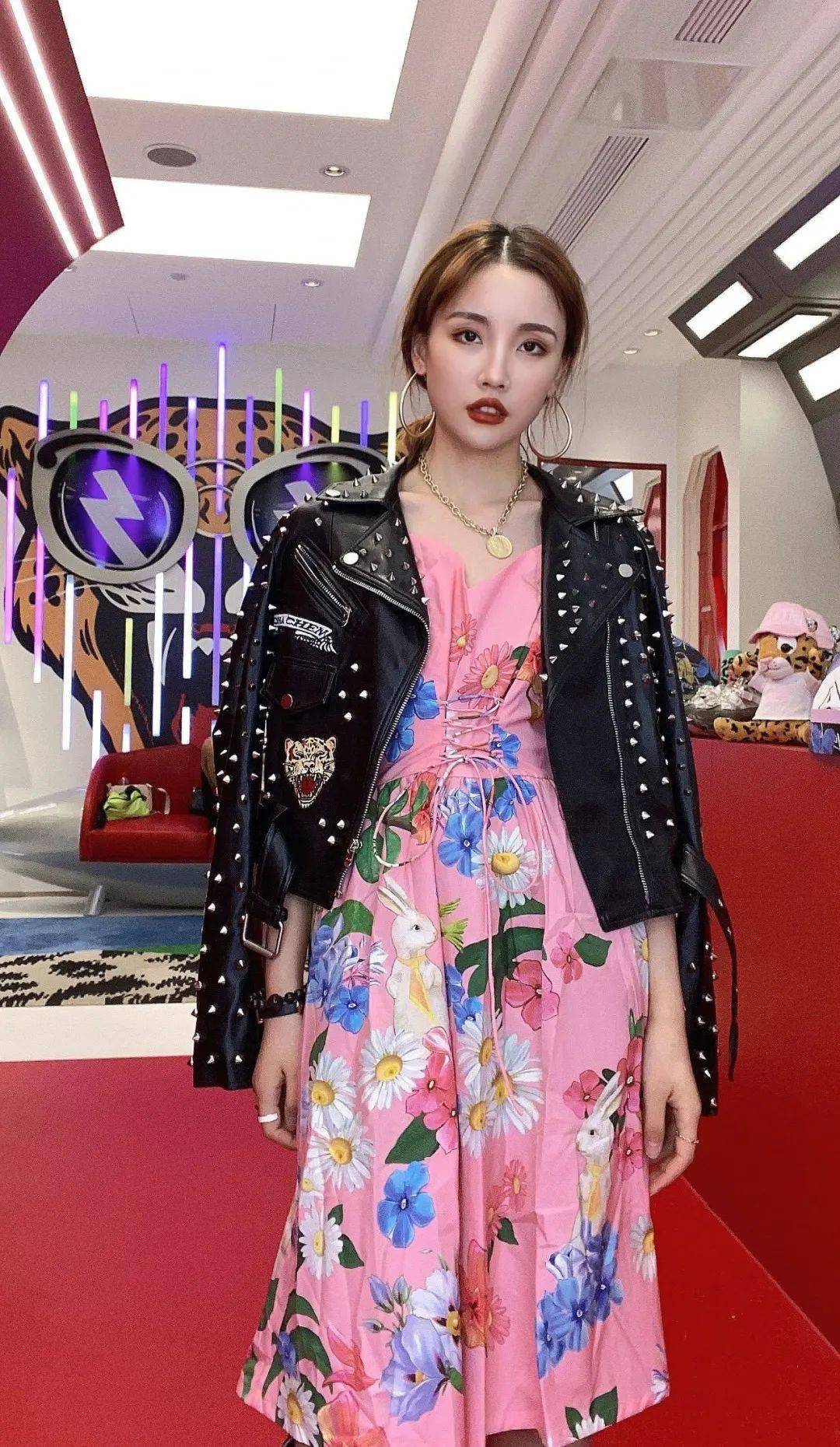 百场直播千名主播万千好货尽在海宁皮革城