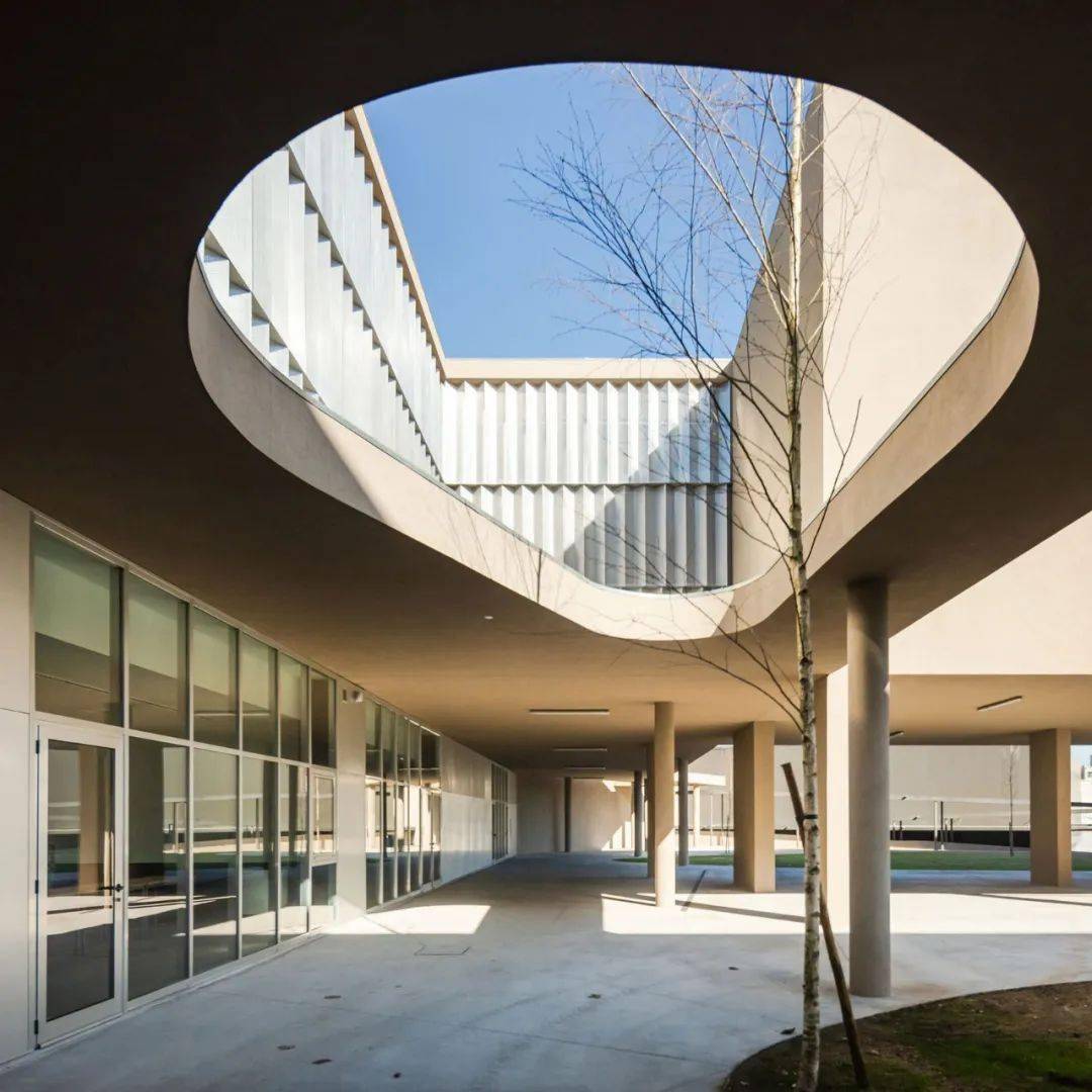 有架空层的中小学校设计空间更丰富了