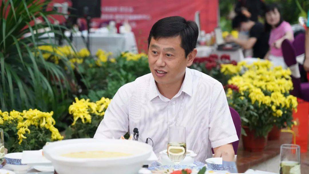 在麻城市菊花新产品发布暨 地标优品云上产销直播活动现场 市长蔡绪安