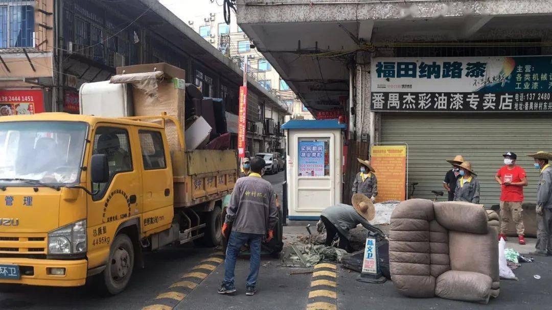 鍾村物業管理公司對停車場和商貿城實施統一圍蔽管理,在牌坊前馬路邊