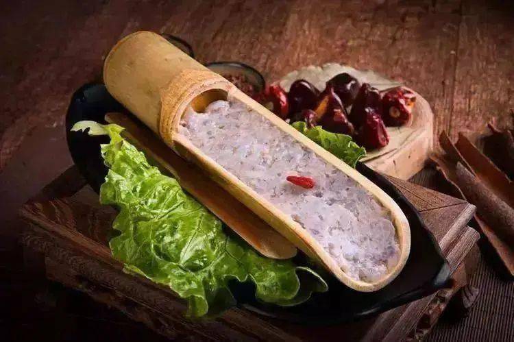 qq弹弹的质感,鲜甜可口自制鲜虾虾滑,每一口都货真价实在竹筒中的虾滑