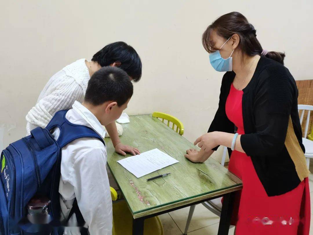 家訪建檔立卡戶教育扶貧在行動南塘小學開展建檔立卡戶學生家訪活動