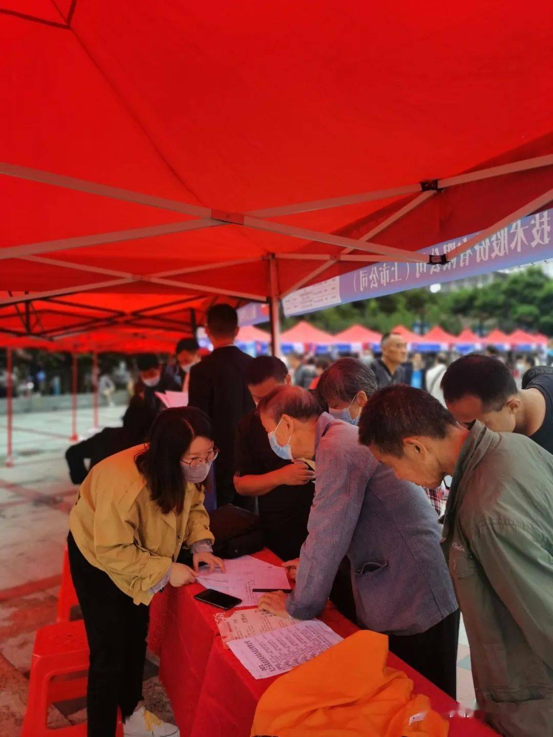 浙里有岗职等你来夷陵广场户外大型招聘会美收官