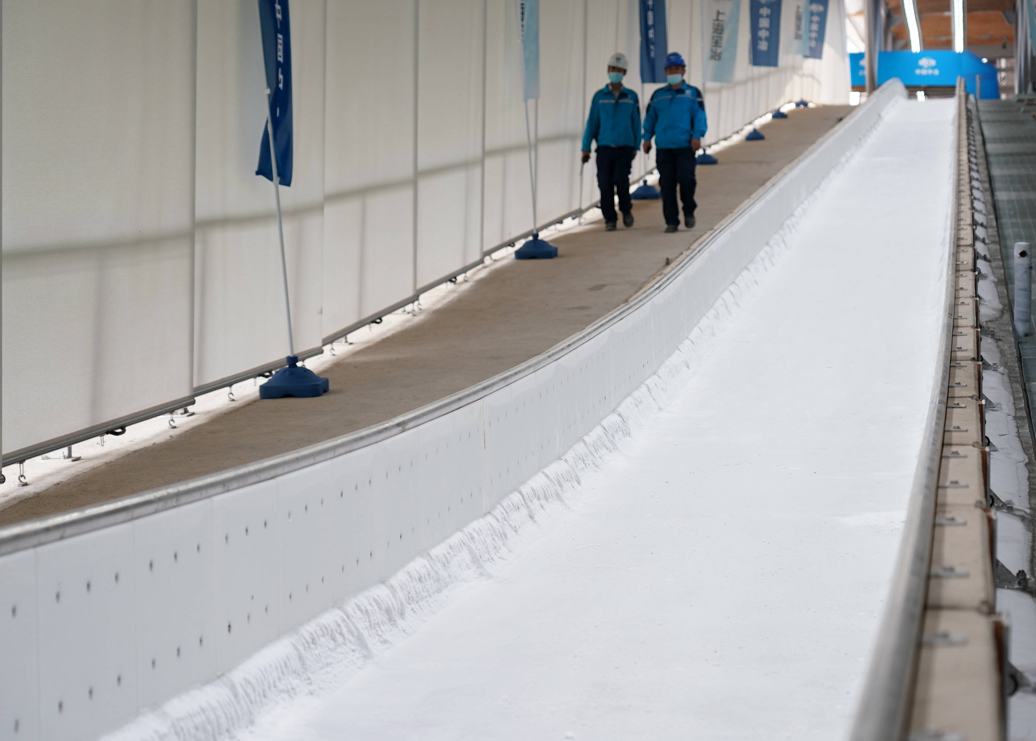 这是9月27日拍摄的正在制冰的国家雪车雪橇中心赛道
