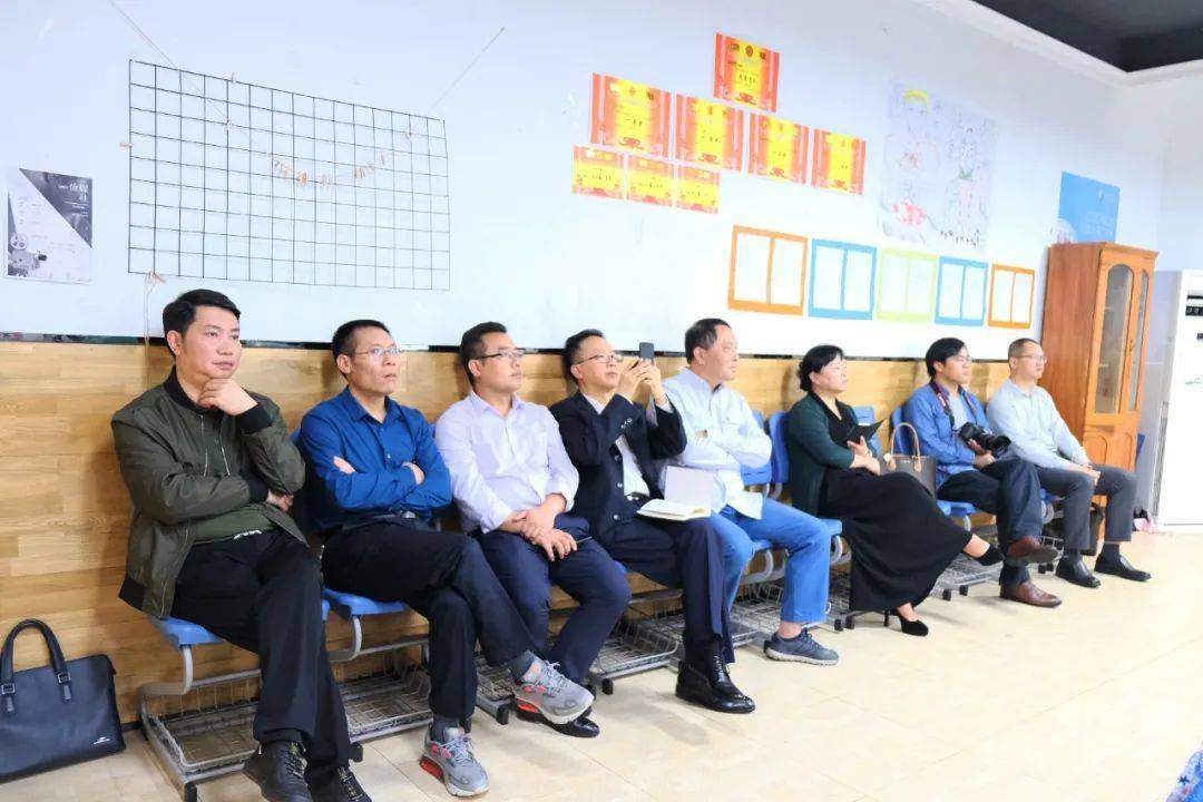 座谈会后,程晖波董事长一行参观了校园,感受了我校