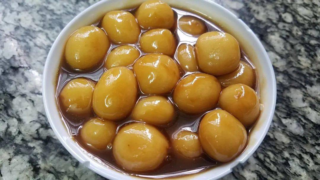 天气冷的时候,多吃点红糖姜汁汤圆,可以暖身暖胃,而红糖还有补血益气