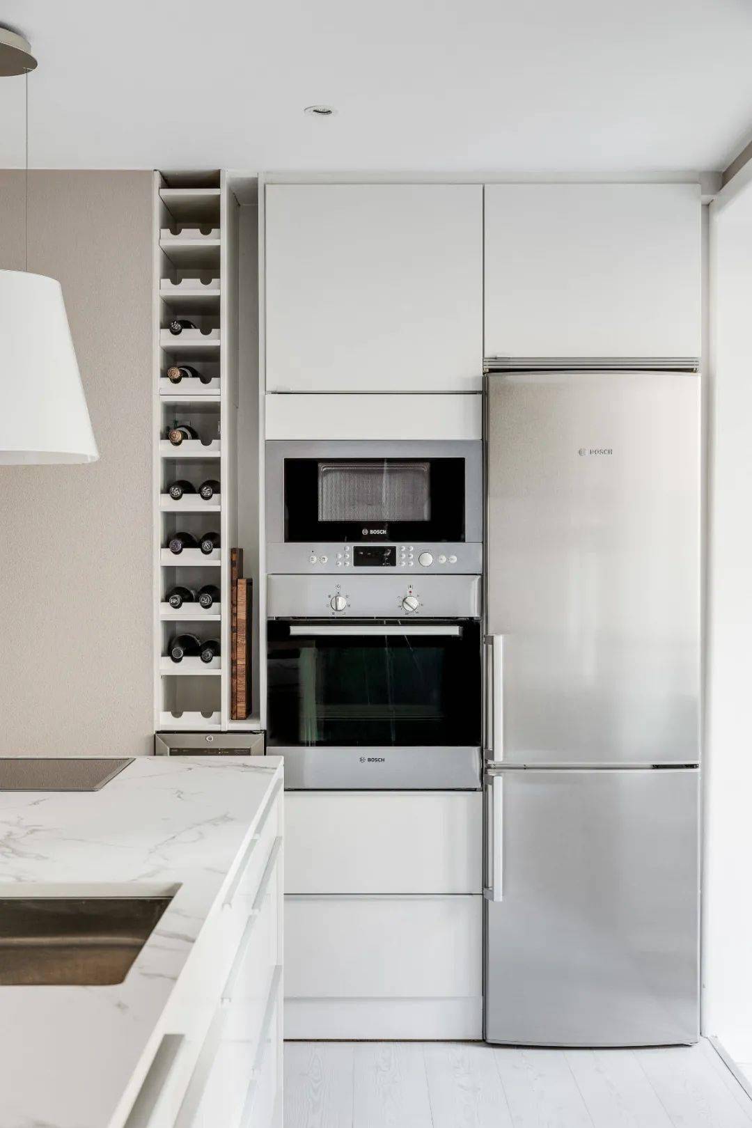 侧边的电器柜 冰箱组合,带来简洁实用而美观的体验.