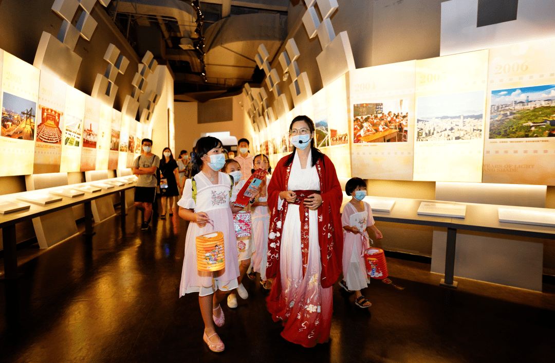 赏汉服猜灯谜东莞展览馆首办中秋之夜活动