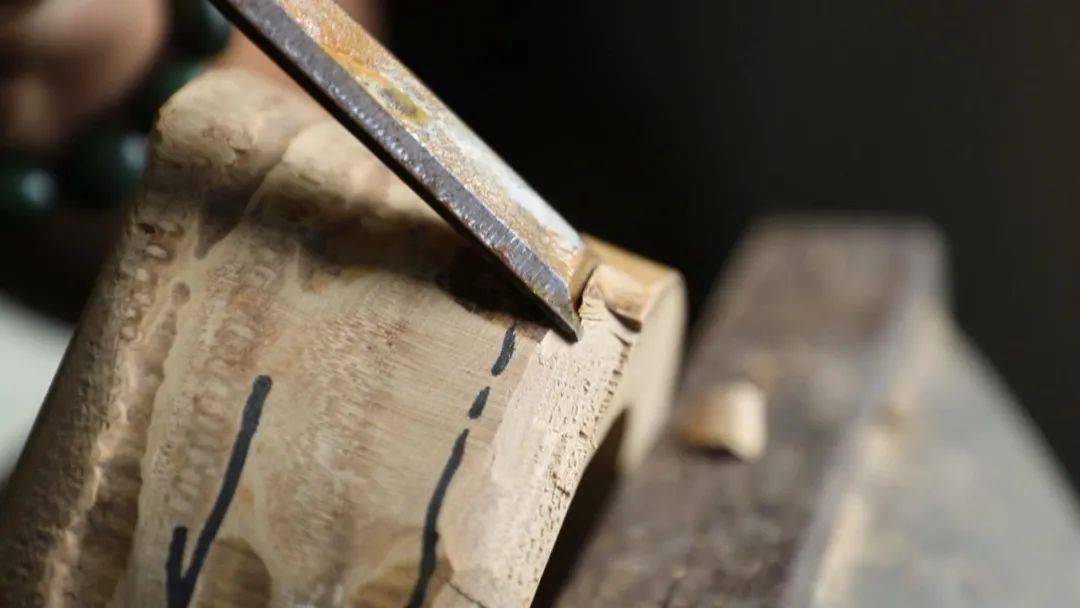 打磨是非常重要的一个环节,根据何师傅介绍,竹子经过多种打磨工具和不