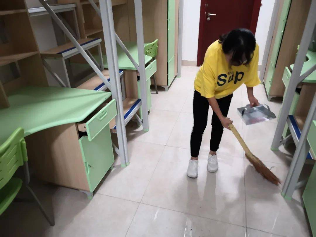 材有新闻|我院开展新生寝室卫生清扫活动