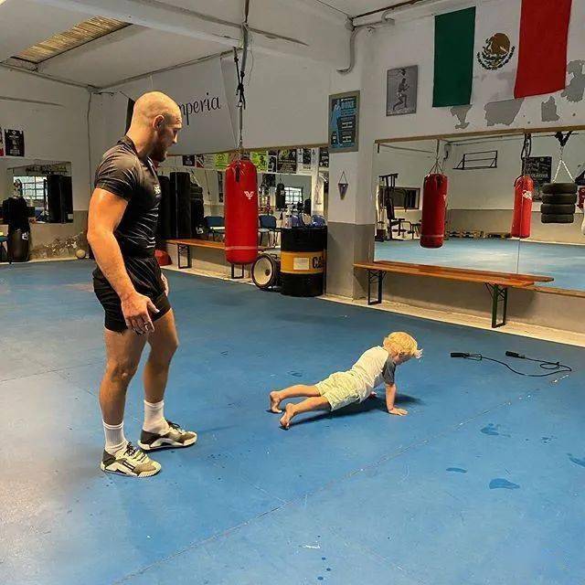 康纳备战帕奎奥儿子年仅3岁竟会做俯卧撑了