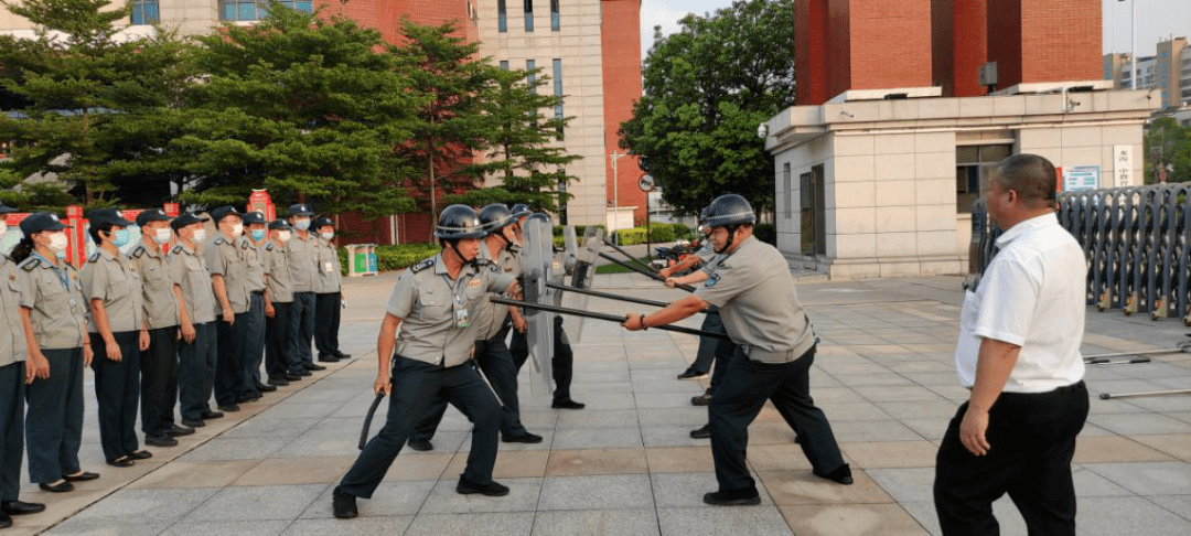 开展反恐防暴演练 提升应急处突能力 ——记龙海一中开展反恐防暴演练