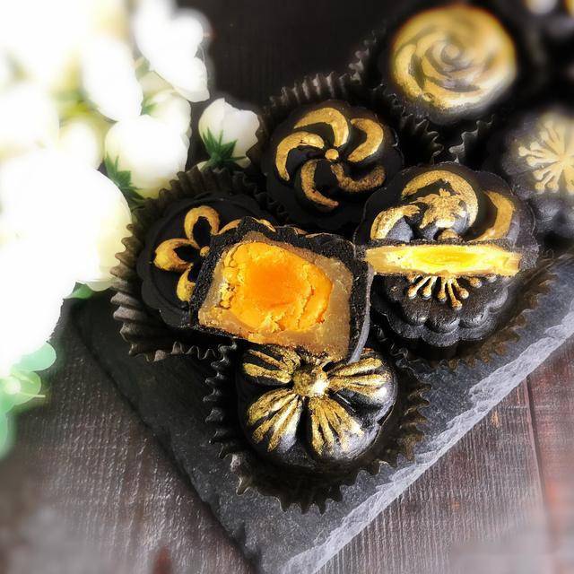之前的黑金酥红翻了朋友圈今年中秋节做款黑金月饼送礼超有面