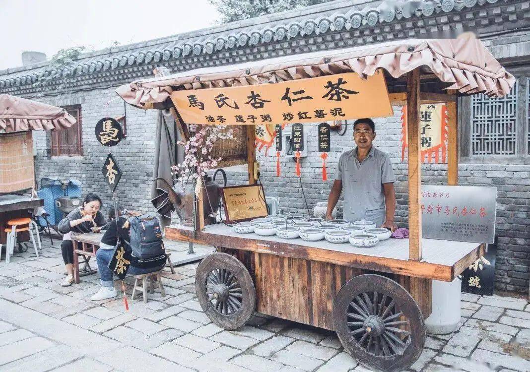 享受当下时光吃完喝完,再逛上一圈国风肆集特色肆集摊位,街区内靓丽的