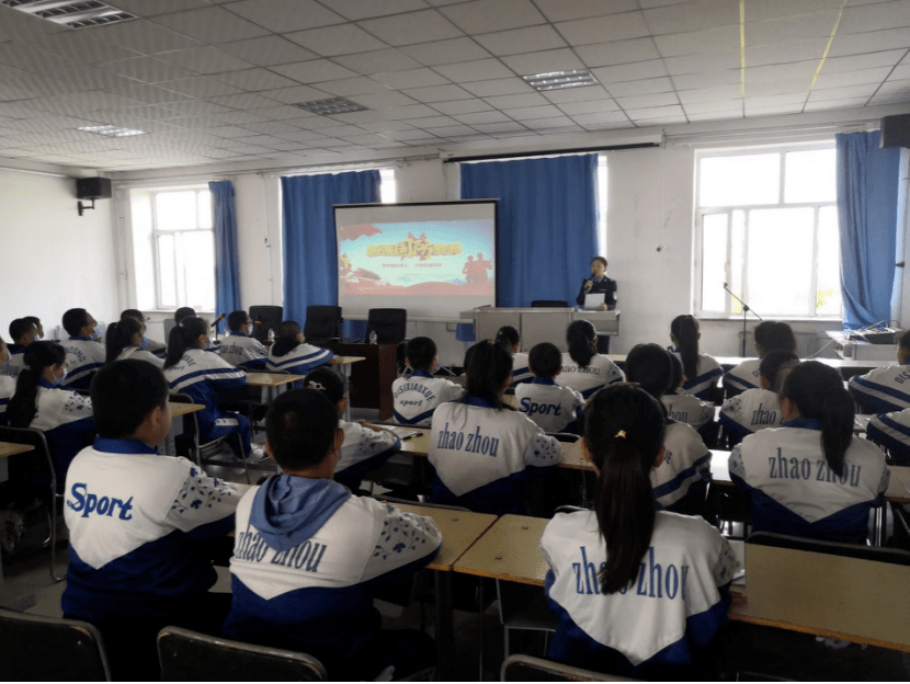 9月25日,肇州县司法局联合县宣传部,县教育局在肇州县第一中学组织了"