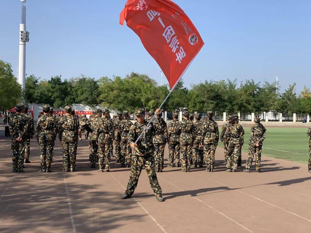 军训进行时漫卷连旗驻军姿音院学子齐向前