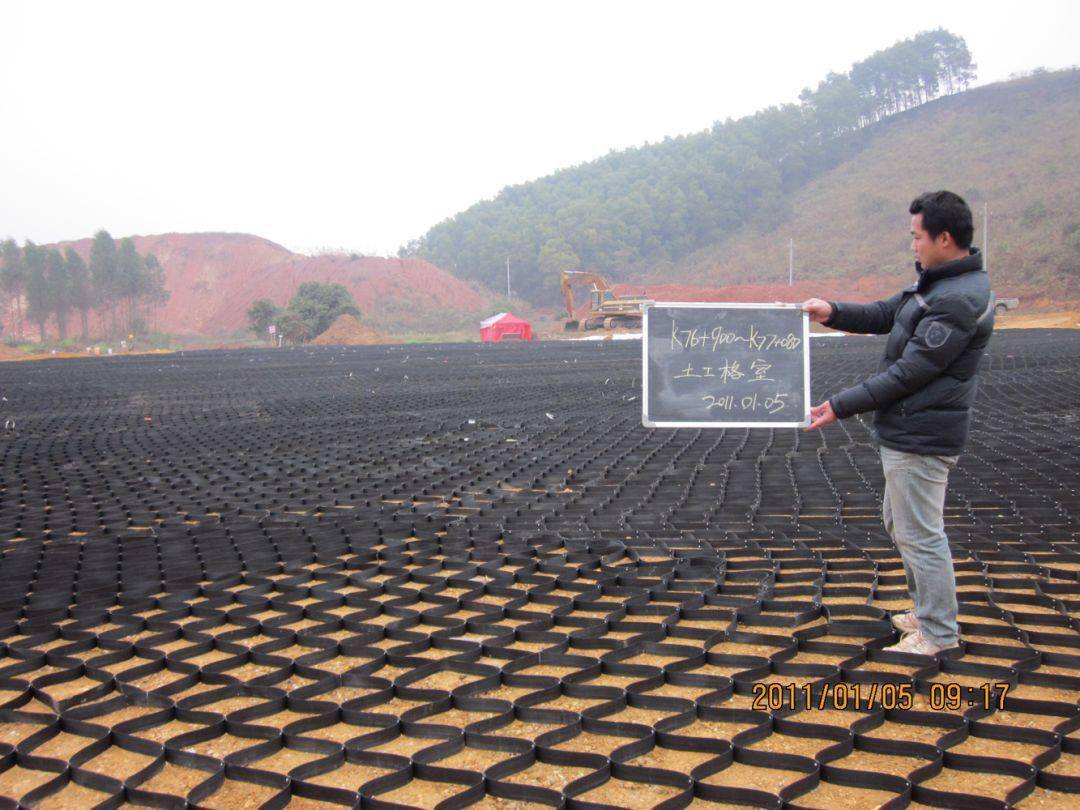 分隔堆放,設置防雨措施鋼筋集中加工場地面積大,鋼筋成品半成品分區