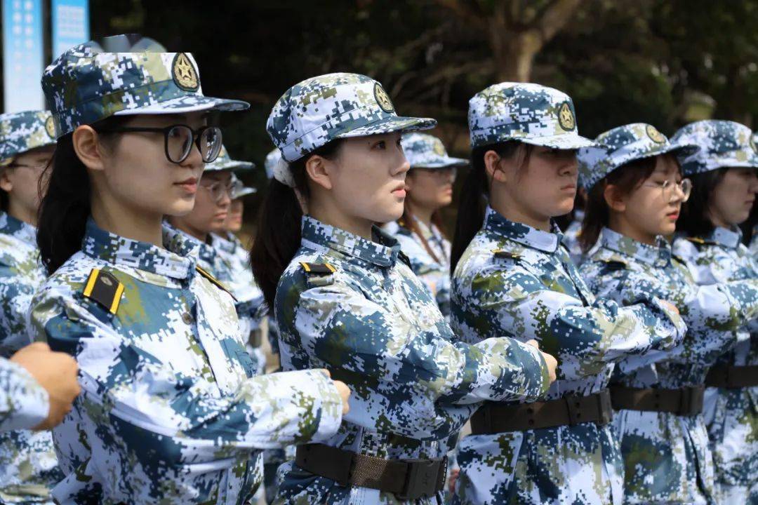 水之子们迈着矫健的步伐一声令下"立正,稍息,向右看齐,向前看,齐步走