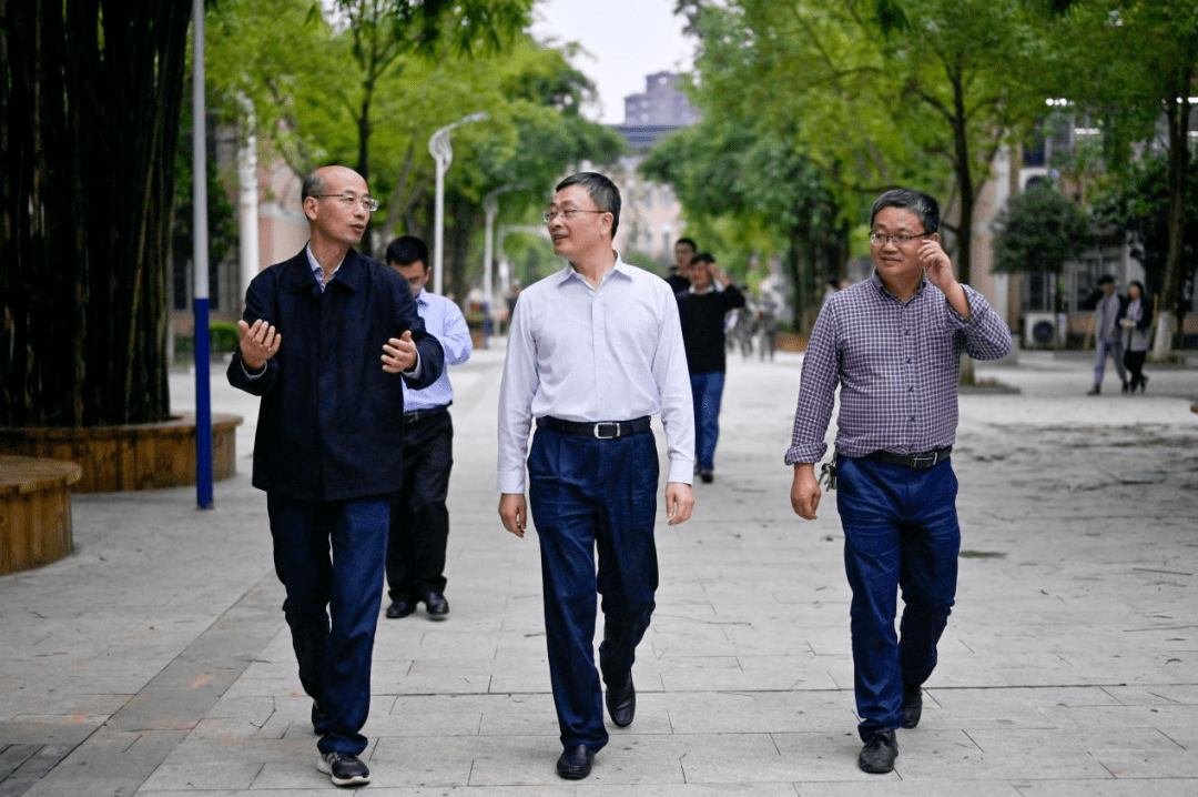 市委常委宣传部长肖承贵来校指导检查创卫工作